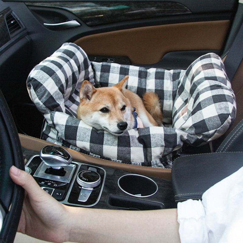 "Bequemes, tragbares Hundesitzbett im Auto, geeignet für Reisen, mit weicher Polsterung und verstellbaren Gurten."
