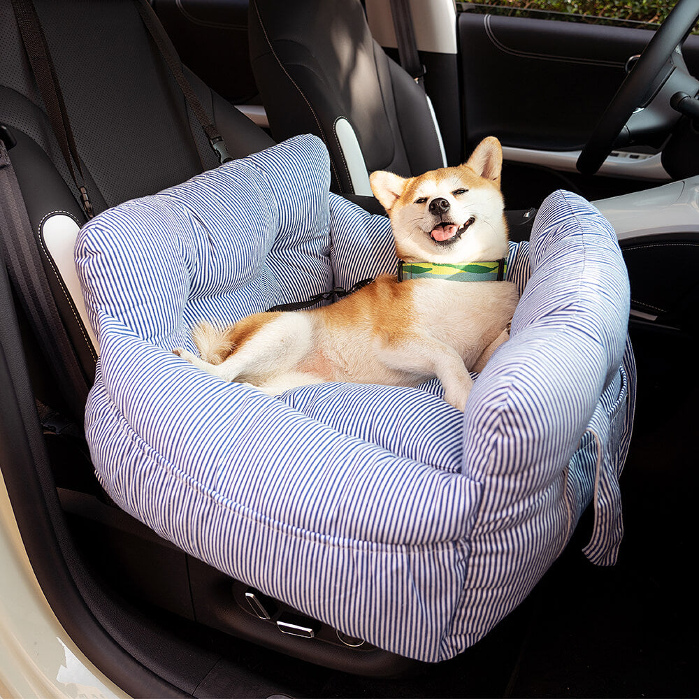 "Bequemes, tragbares Hundesitzbett im Auto, geeignet für Reisen, mit weicher Polsterung und verstellbaren Gurten."