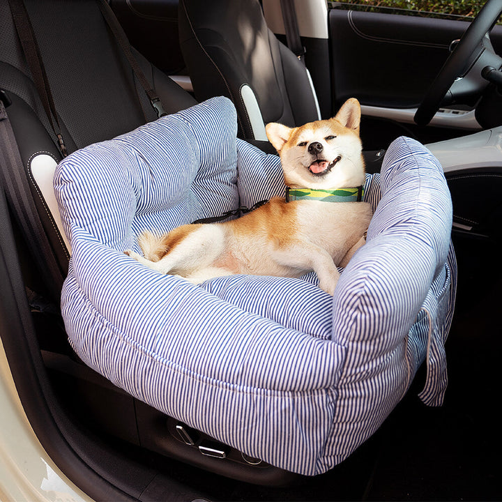 "Bequemes, tragbares Hundesitzbett im Auto, geeignet für Reisen, mit weicher Polsterung und verstellbaren Gurten."