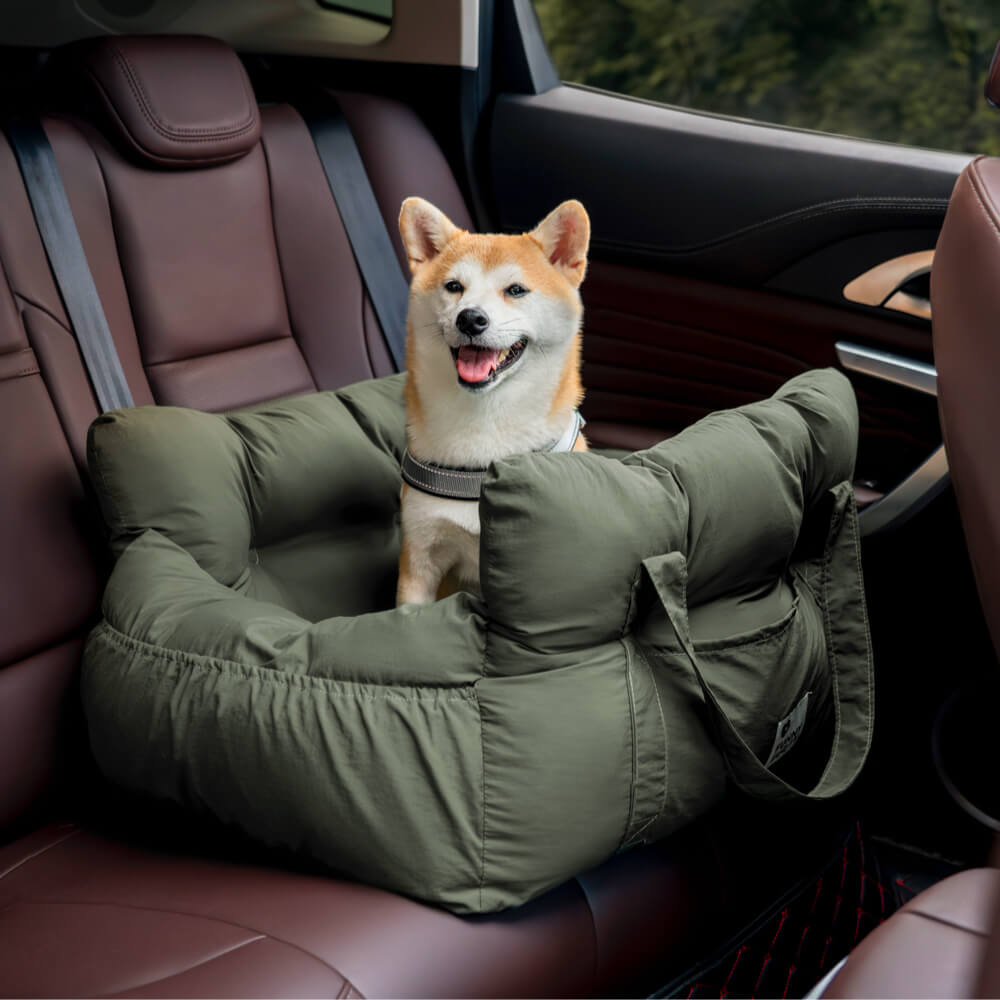 "Bequemes, tragbares Hundesitzbett im Auto, geeignet für Reisen, mit weicher Polsterung und verstellbaren Gurten."