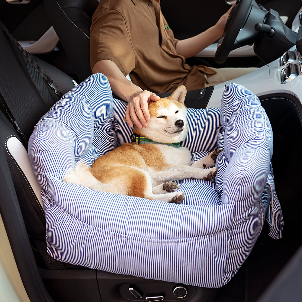 "Bequemes, tragbares Hundesitzbett im Auto, geeignet für Reisen, mit weicher Polsterung und verstellbaren Gurten."