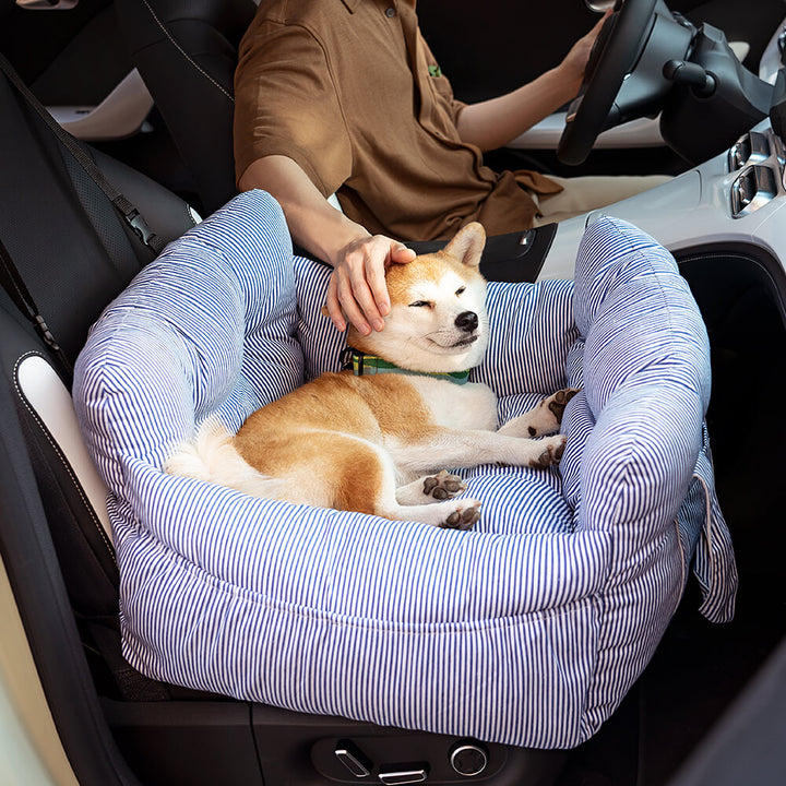 "Bequemes, tragbares Hundesitzbett im Auto, geeignet für Reisen, mit weicher Polsterung und verstellbaren Gurten."
