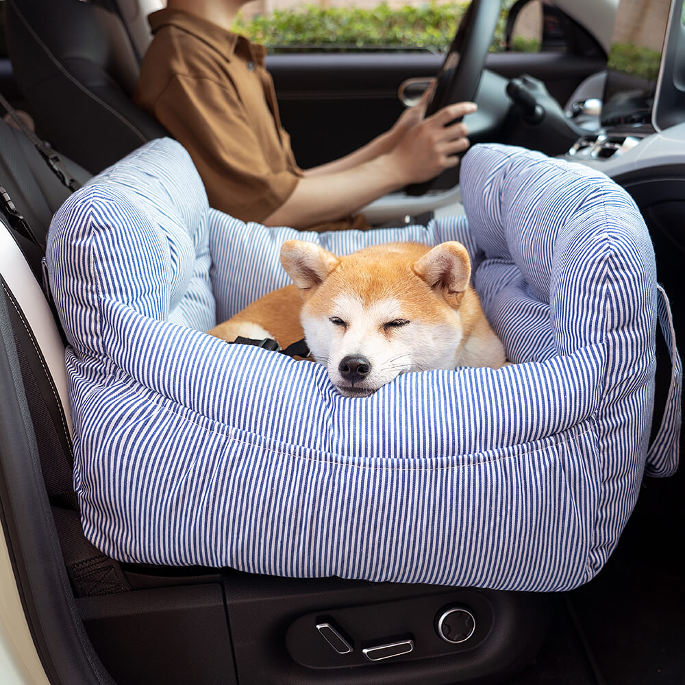"Bequemes, tragbares Hundesitzbett im Auto, geeignet für Reisen, mit weicher Polsterung und verstellbaren Gurten."