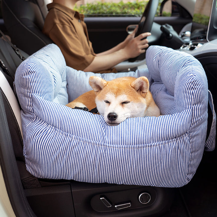 "Bequemes, tragbares Hundesitzbett im Auto, geeignet für Reisen, mit weicher Polsterung und verstellbaren Gurten."
