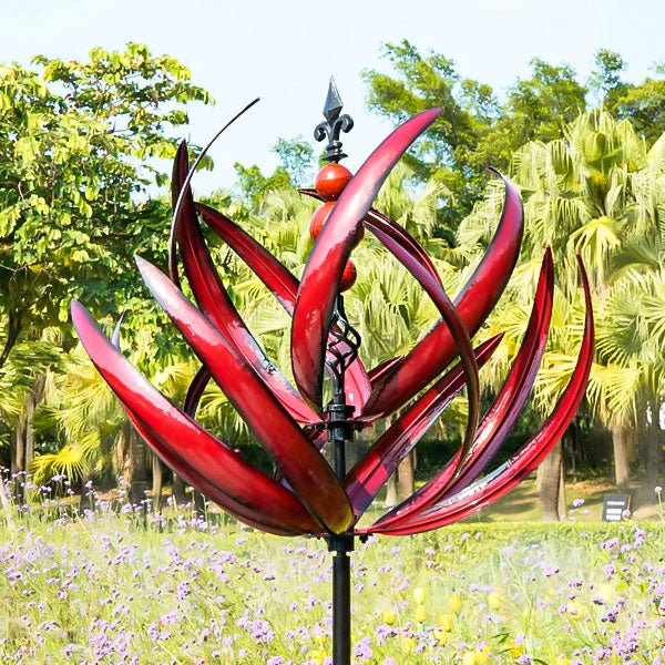 Blaues Metall-Windspiel im robusten Design für den Garten, elegantes Dekor für Außenbereiche.