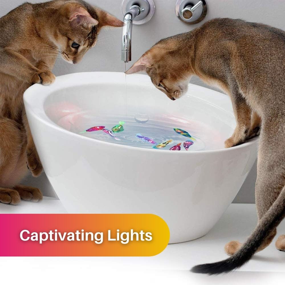 "Bunte interaktive Fischspielzeuge in Aquarium für Katzen, leuchtende Farben, realistische Bewegungen, sensorisches Spiel."