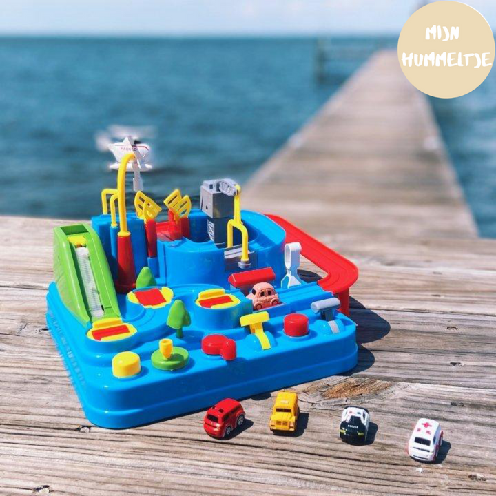 Bunte, interaktive Spielzeug-Autorennstrecke für Kinder mit Hebeln und Hindernissen für kreativen und spannenden Spielspaß.