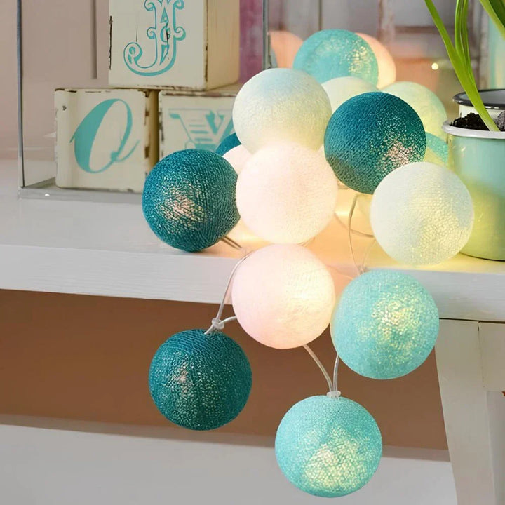 "Bunte LED Kugellichterkette mit Baumwollkugeln in verschiedenen Farben, schafft gemütliches Ambiente im Haus."