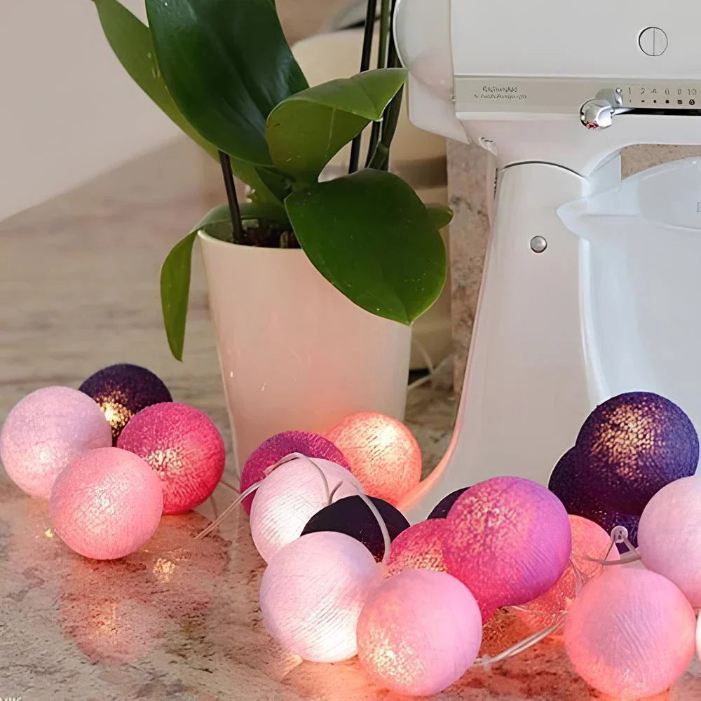 "Bunte LED Kugellichterkette mit Baumwollkugeln in verschiedenen Farben, schafft gemütliches Ambiente im Haus."
