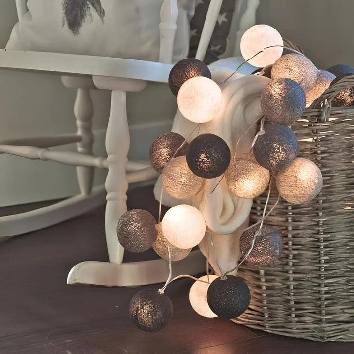 "Bunte LED Kugellichterkette mit Baumwollkugeln in verschiedenen Farben, schafft gemütliches Ambiente im Haus."