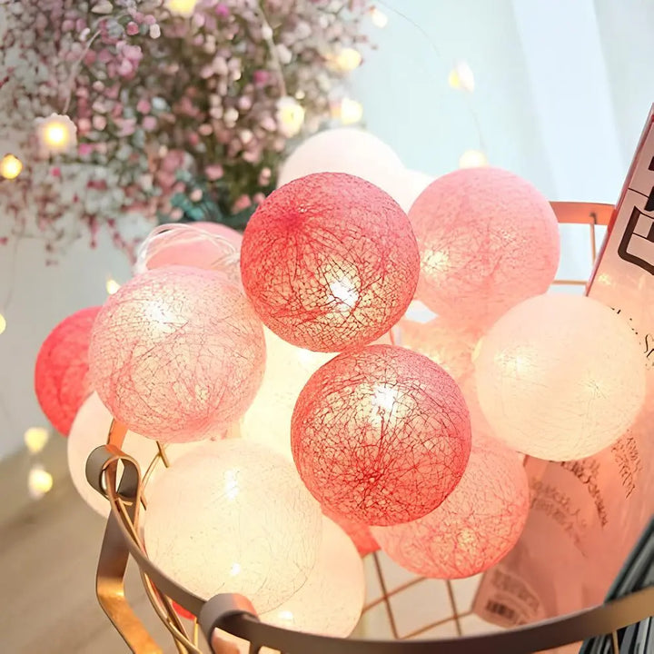 "Bunte LED Kugellichterkette mit Baumwollkugeln in verschiedenen Farben, schafft gemütliches Ambiente im Haus."