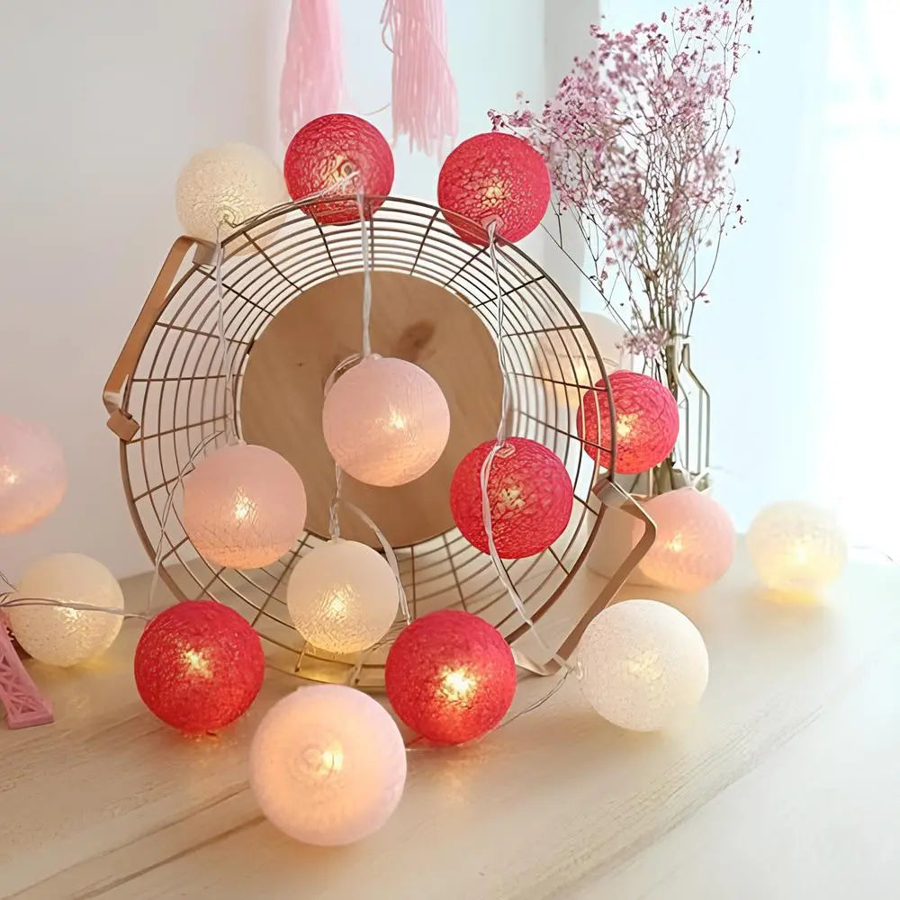 "Bunte LED Kugellichterkette mit Baumwollkugeln in verschiedenen Farben, schafft gemütliches Ambiente im Haus."