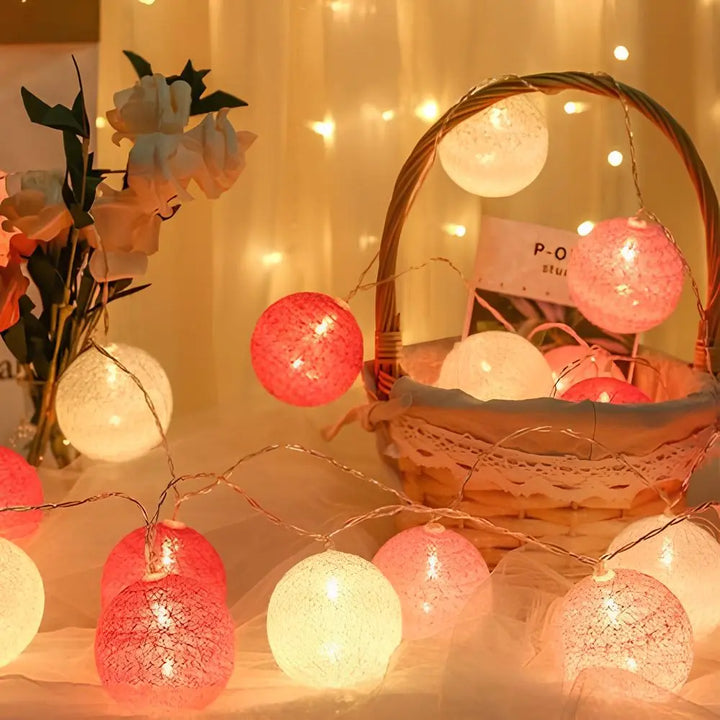 "Bunte LED Kugellichterkette mit Baumwollkugeln in verschiedenen Farben, schafft gemütliches Ambiente im Haus."