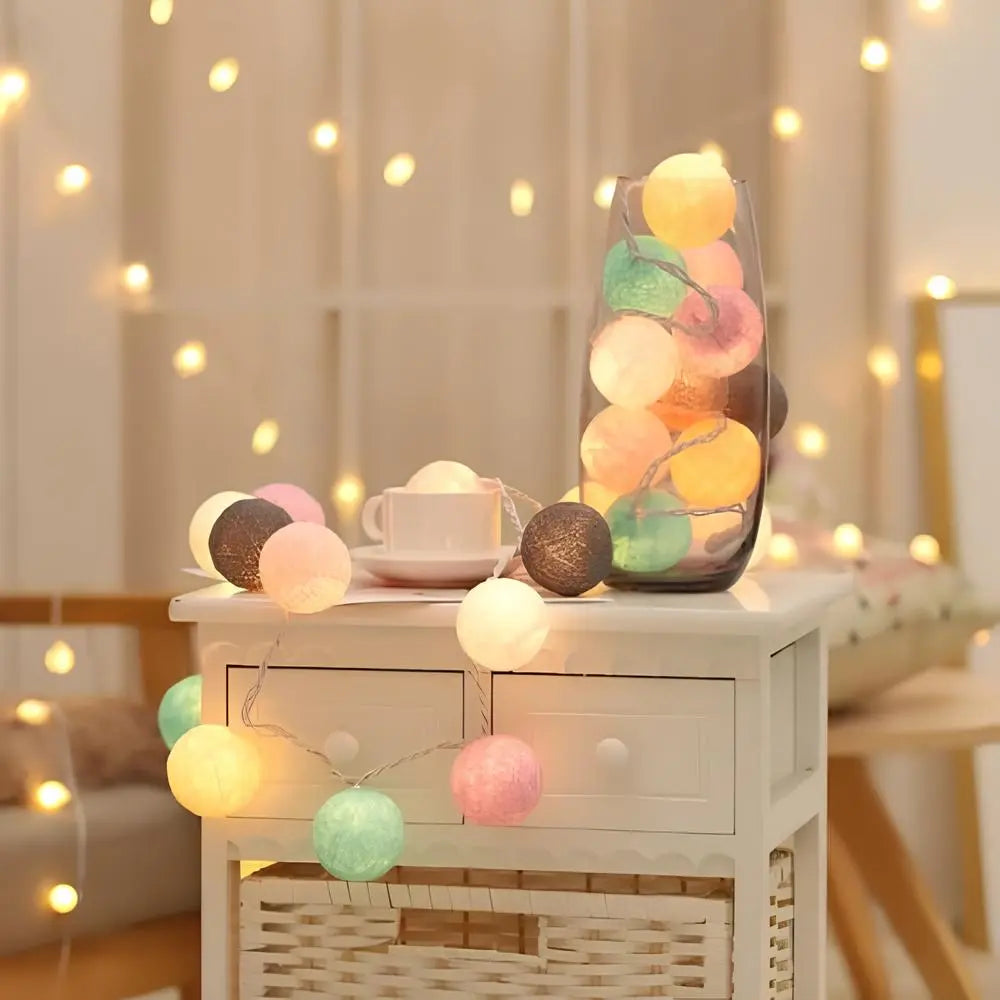"Bunte LED Kugellichterkette mit Baumwollkugeln in verschiedenen Farben, schafft gemütliches Ambiente im Haus."