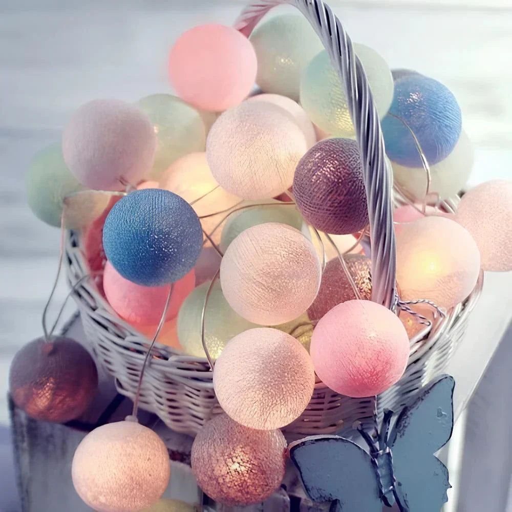 "Bunte LED Kugellichterkette mit Baumwollkugeln in verschiedenen Farben, schafft gemütliches Ambiente im Haus."