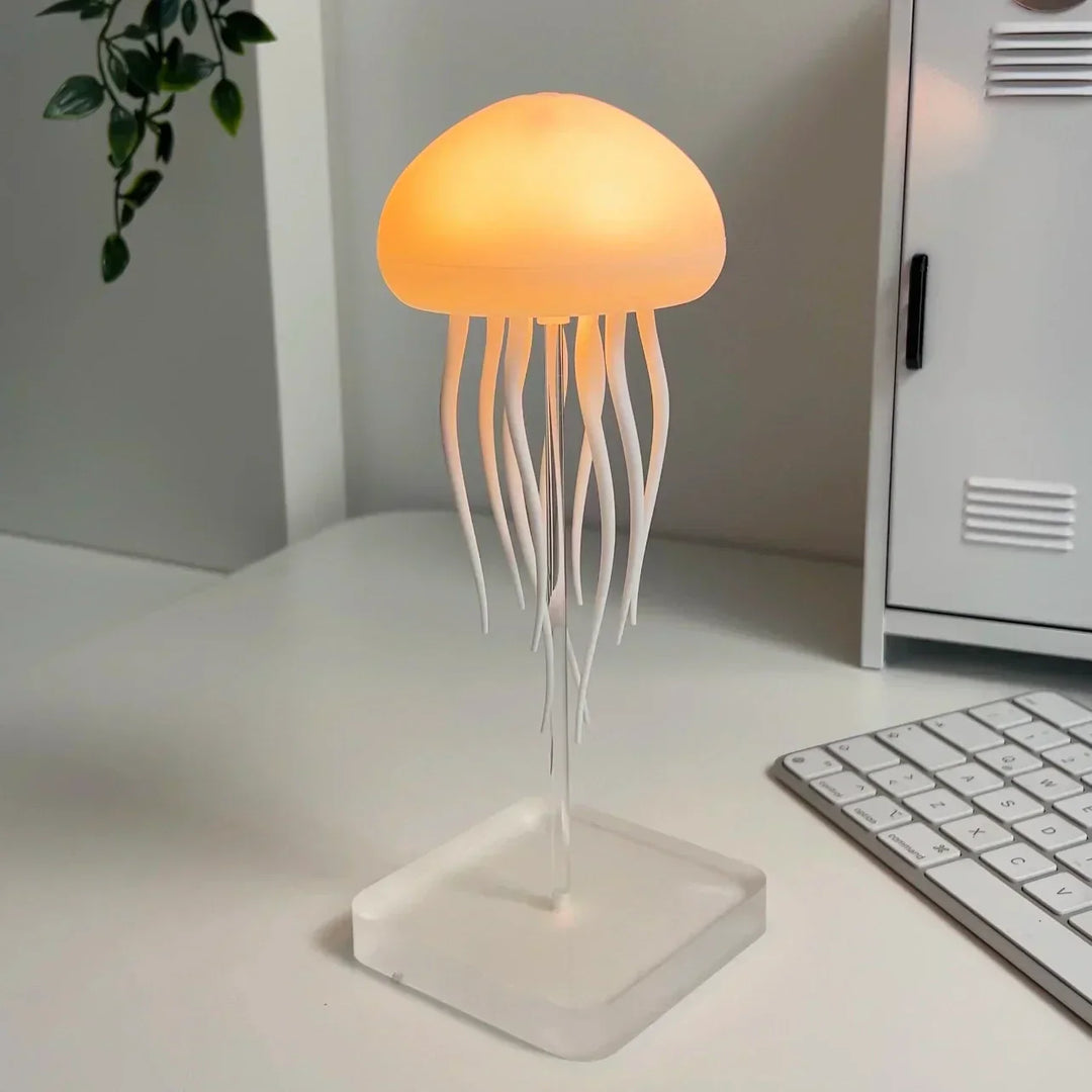 "Bunte LED Quallenlampe mit lebensechten Bewegungen, vielseitigen Farben, ideal zur Deko und Stressabbau im Wohnzimmer."