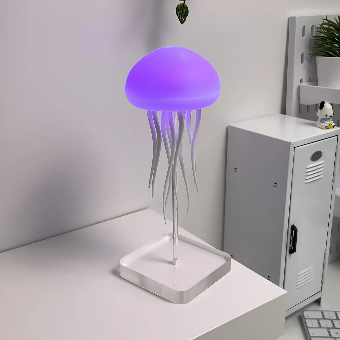 "Bunte LED Quallenlampe mit lebensechten Bewegungen, vielseitigen Farben, ideal zur Deko und Stressabbau im Wohnzimmer."