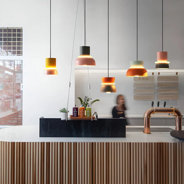"Bunte Macaron LED Pendelleuchte: Farbige, energiesparende Deckenlampe aus Metall, ideal für moderne Wohnräume."