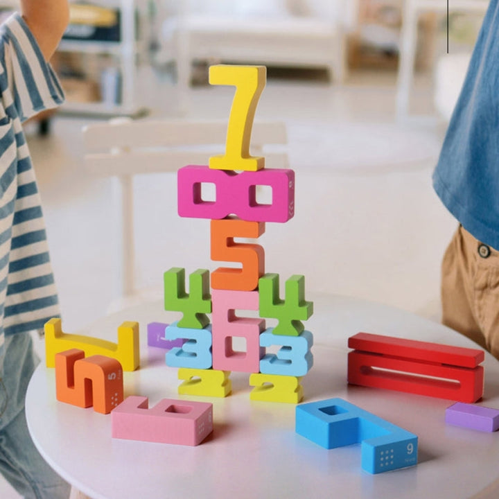 Bunte pädagogische Matheblöcke für Kinder, die das Lernen mit Farben und Formen spielerisch fördern.