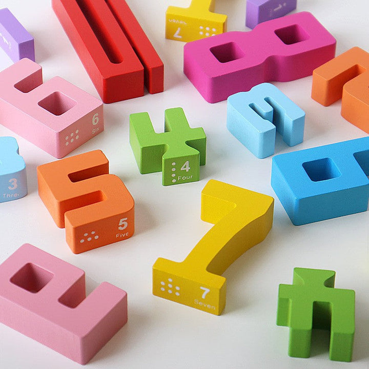 Bunte pädagogische Matheblöcke für Kinder, die das Lernen mit Farben und Formen spielerisch fördern.