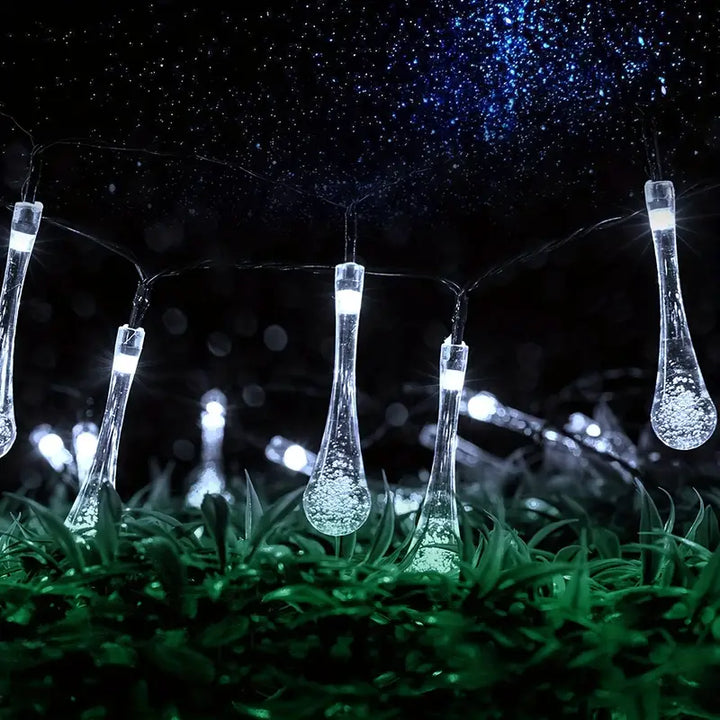 "Bunte Solar Blumenlichterkette im Garten bei Nacht, wetterfest, umweltfreundlich, Blumenform, stimmungsvolle Beleuchtung"