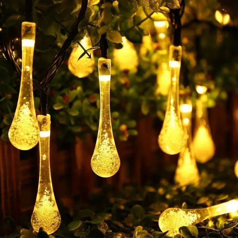 "Bunte Solar Blumenlichterkette im Garten bei Nacht, wetterfest, umweltfreundlich, Blumenform, stimmungsvolle Beleuchtung"