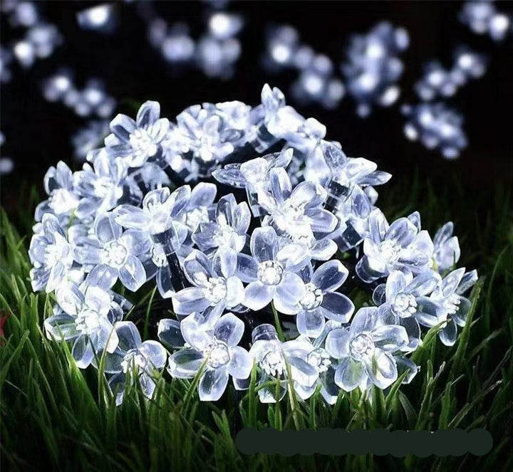 "Bunte Solar Blumenlichterkette im Garten bei Nacht, wetterfest, umweltfreundlich, Blumenform, stimmungsvolle Beleuchtung"