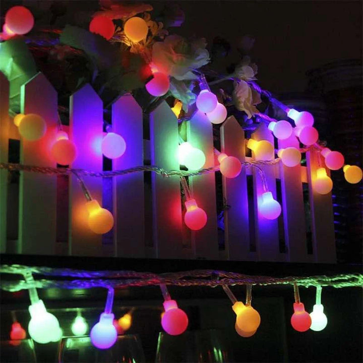 "Bunte solarbetriebene Lichterkette für draußen, LED, wetterfest, verleiht stimmungsvolle Beleuchtung bei Nacht."