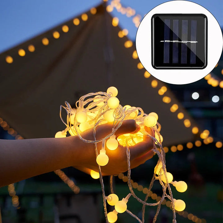 "Bunte solarbetriebene Lichterkette für draußen, LED, wetterfest, verleiht stimmungsvolle Beleuchtung bei Nacht."