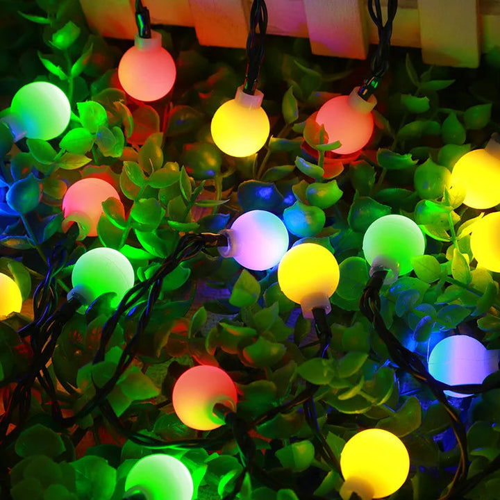 "Bunte solarbetriebene Lichterkette für draußen, LED, wetterfest, verleiht stimmungsvolle Beleuchtung bei Nacht."