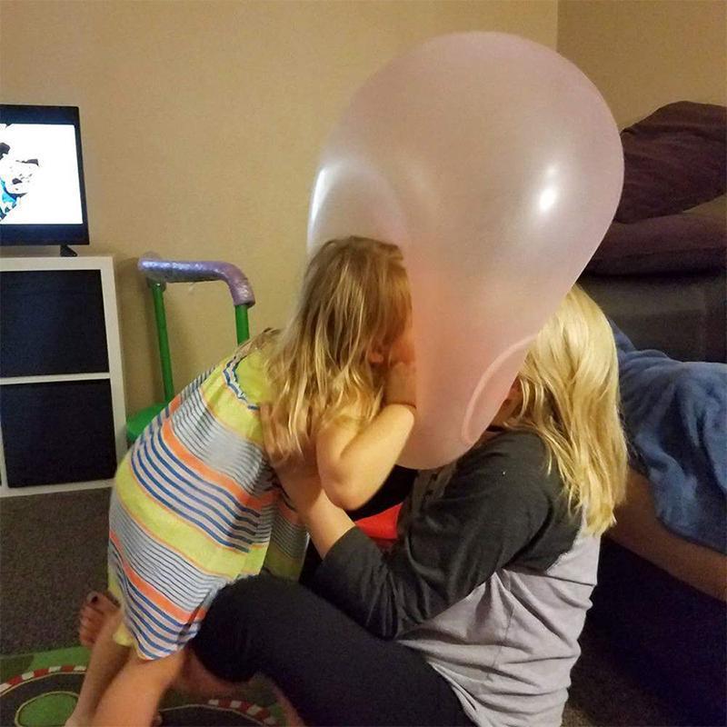 Bunter aufblasbarer Bubble Ball für Kinder, ideal für Wasserspiele, robustes Material; schwimmt auf Wasseroberfläche.