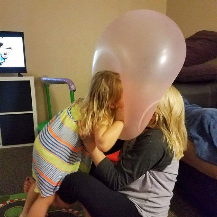 Bunter aufblasbarer Bubble Ball für Kinder, ideal für Wasserspiele, robustes Material; schwimmt auf Wasseroberfläche.