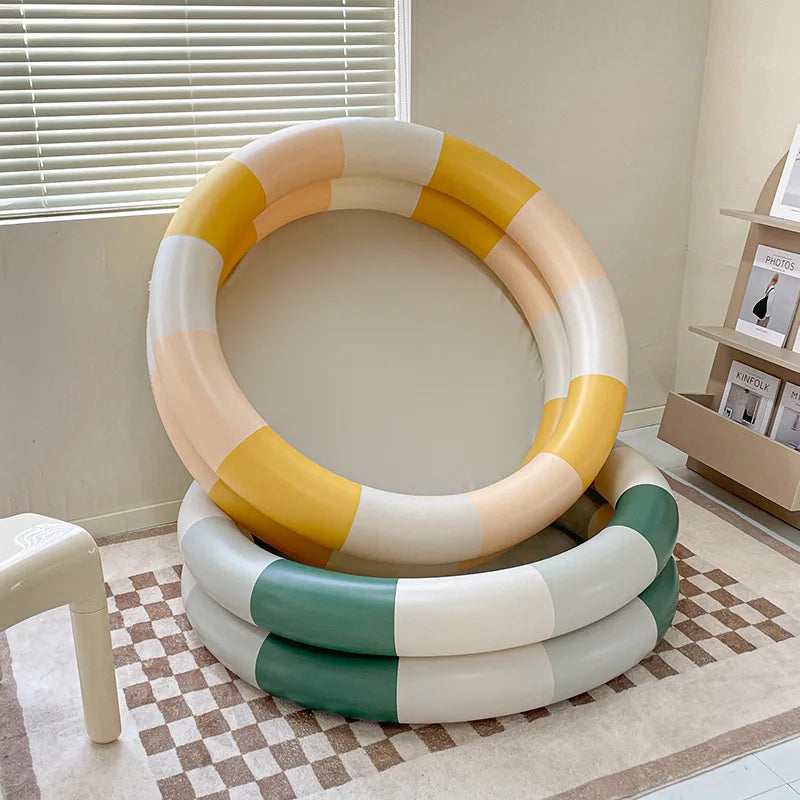 "Bunter aufblasbarer Pool mit kinderfreundlichen Designs, perfekt für sicheren Wasserspaß im Sommer im Garten oder am Strand.