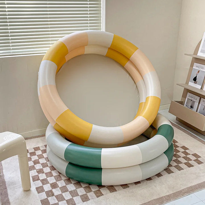 "Bunter aufblasbarer Pool mit kinderfreundlichen Designs, perfekt für sicheren Wasserspaß im Sommer im Garten oder am Strand.