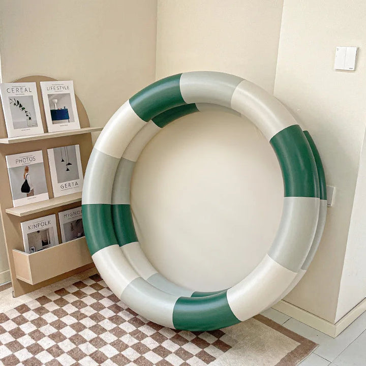 "Bunter aufblasbarer Pool mit kinderfreundlichen Designs, perfekt für sicheren Wasserspaß im Sommer im Garten oder am Strand.