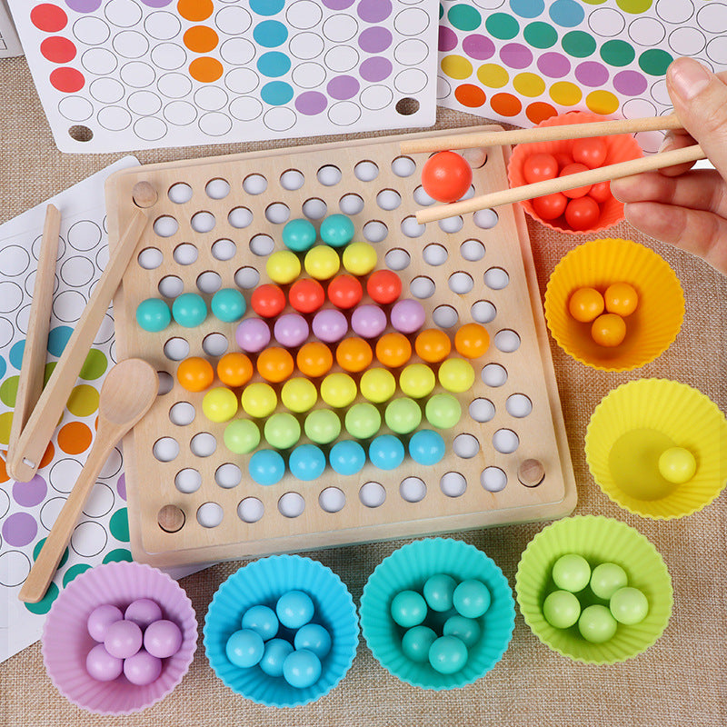 "Buntes Montessori Holzkugelspiel zur Farberkennung und Zahlenlernen, fördert Feinmotorik bei Kindern ab 3 Jahren."