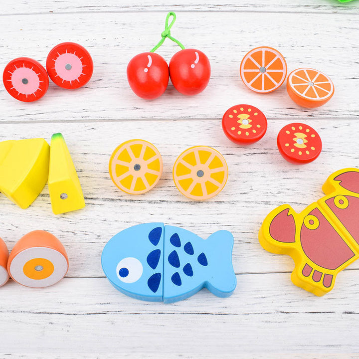 "Buntes Montessori Schneide Spielset aus Holz, featuring buntes Obst und Gemüse, ideal zum Fördern der Feinmotorik."