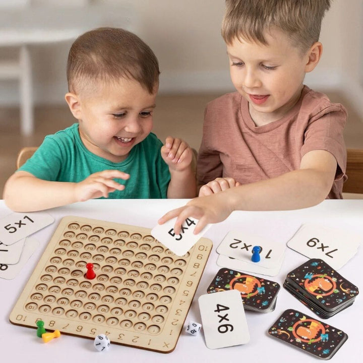 "Buntes Montessori Zahlenspiel aus Holz mit Zahlenchips, fördert mathematisches Verständnis und Feinmotorik bei Kindern."