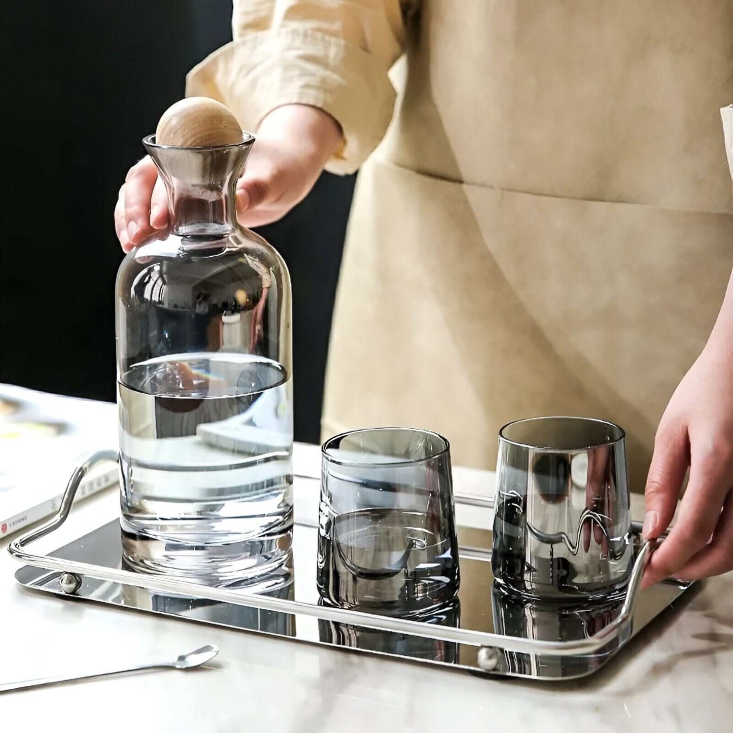 Élégante carafe en verre avec couvercle en bois