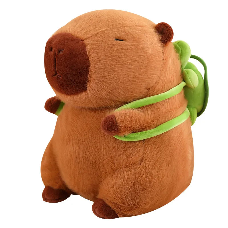 Capybara-Plüschtier mit grünem Schildkröten-Rucksack, braun, mit süßem Gesichtsausdruck, perfekt für Kinderzimmer.