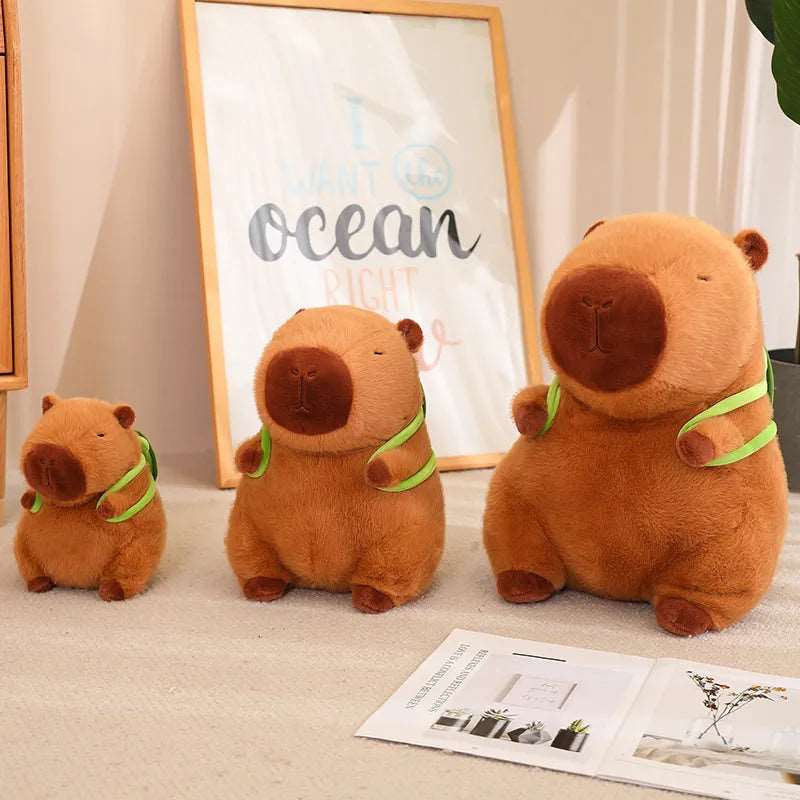 Capybara-Plüschtier mit grünem Schildkröten-Rucksack, braun, mit süßem Gesichtsausdruck, perfekt für Kinderzimmer.