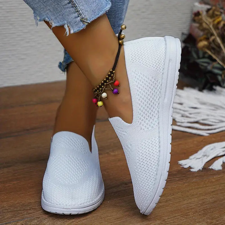 "Damen Slip-On Sneaker aus leichtem, atmungsaktivem Mesh, ideal für Alltag und Sport, in elegantem, sportlichem Stil."
