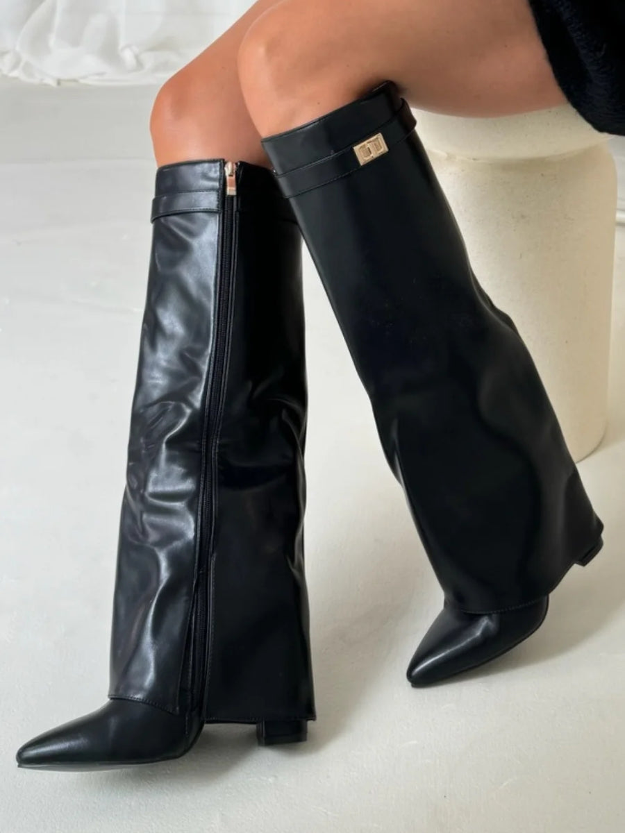 "Damenstiefel aus Suede mit goldenen Akzenten, luxuriös und bequem, ideal für Alltag und besondere Anlässe."