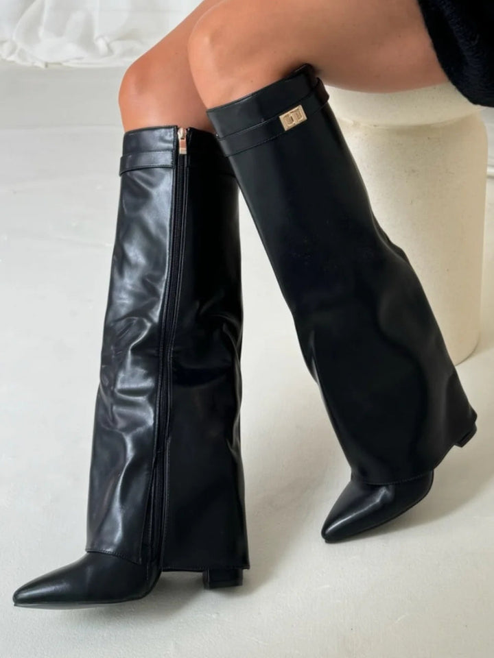 "Damenstiefel aus Suede mit goldenen Akzenten, luxuriös und bequem, ideal für Alltag und besondere Anlässe."