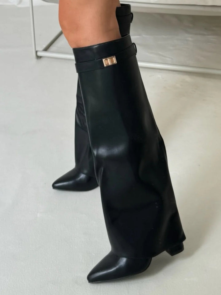 "Damenstiefel aus Suede mit goldenen Akzenten, luxuriös und bequem, ideal für Alltag und besondere Anlässe."