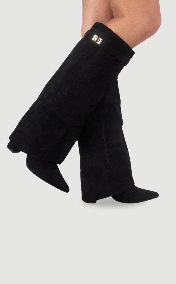 "Damenstiefel aus Suede mit goldenen Akzenten, luxuriös und bequem, ideal für Alltag und besondere Anlässe."