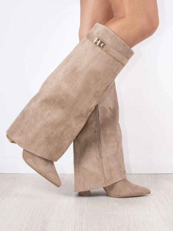 "Damenstiefel aus Suede mit goldenen Akzenten, luxuriös und bequem, ideal für Alltag und besondere Anlässe."