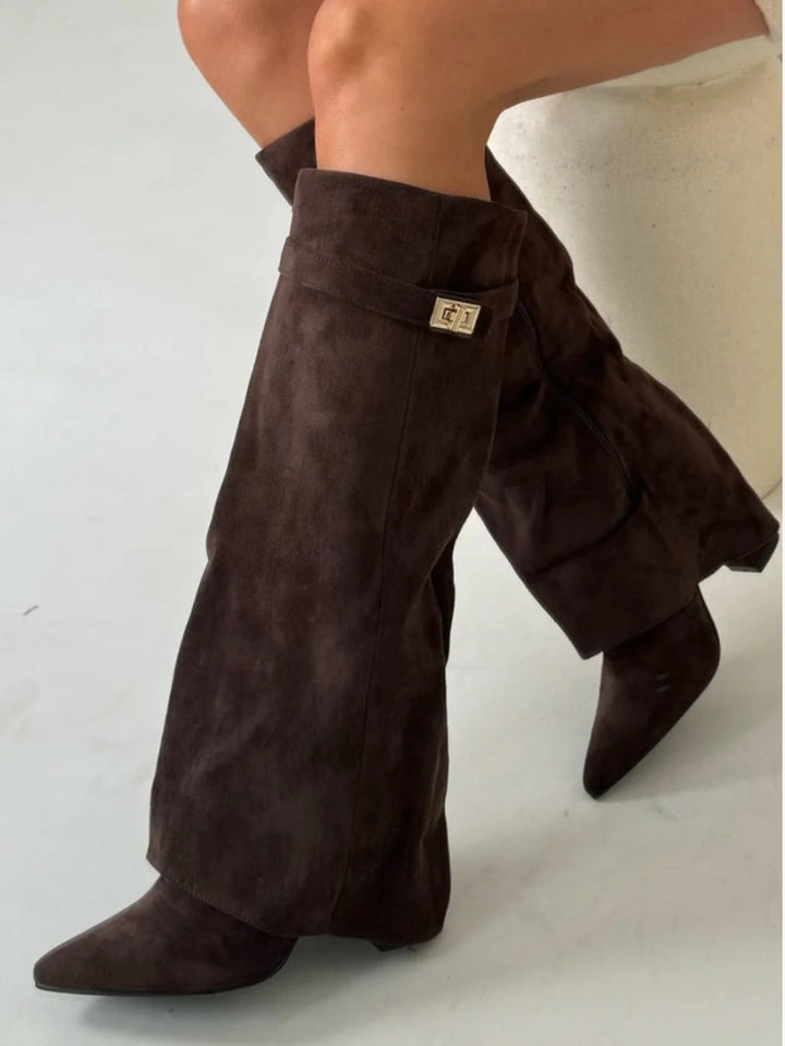 "Damenstiefel aus Suede mit goldenen Akzenten, luxuriös und bequem, ideal für Alltag und besondere Anlässe."