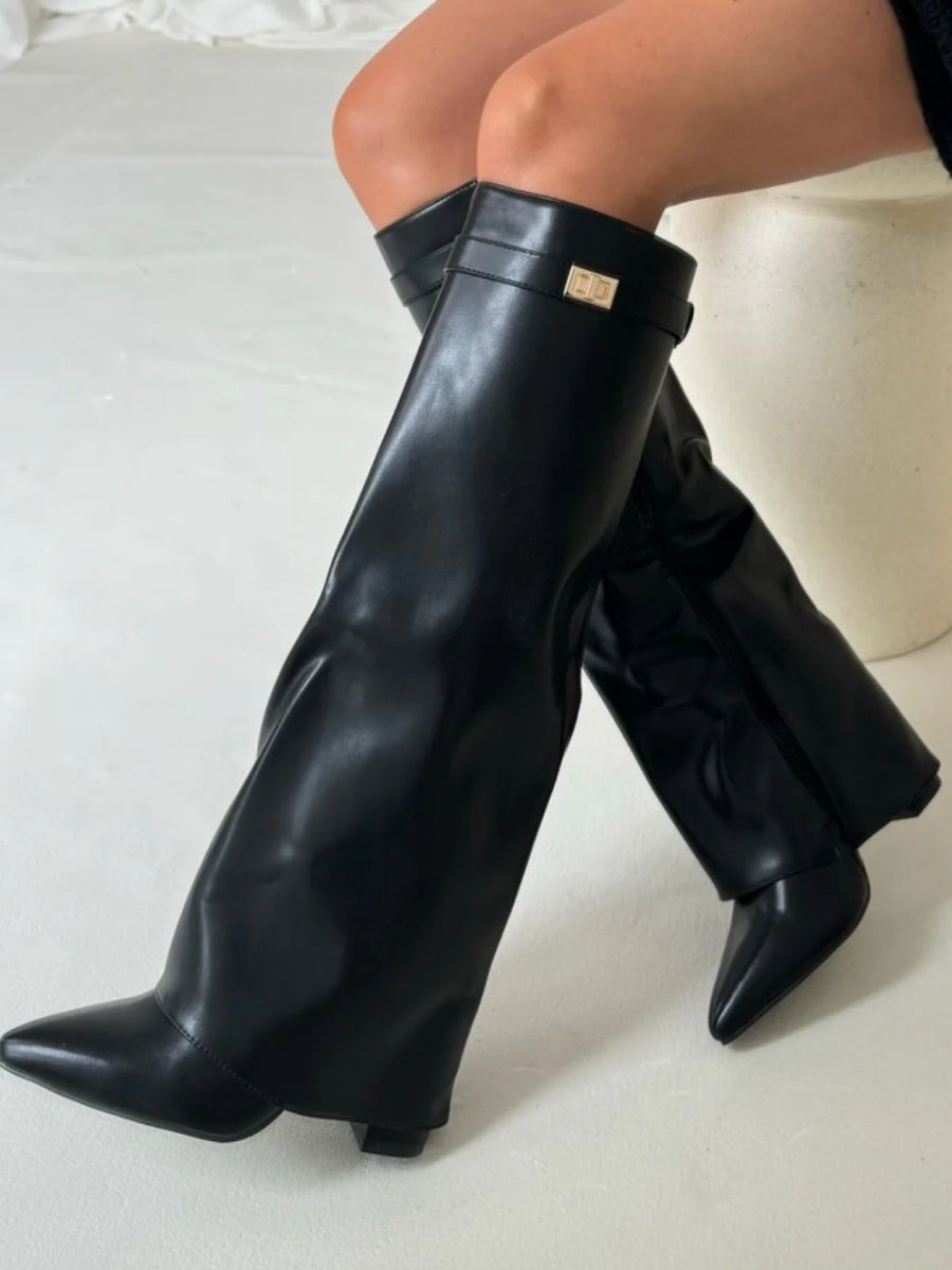 "Damenstiefel aus Suede mit goldenen Akzenten, luxuriös und bequem, ideal für Alltag und besondere Anlässe."
