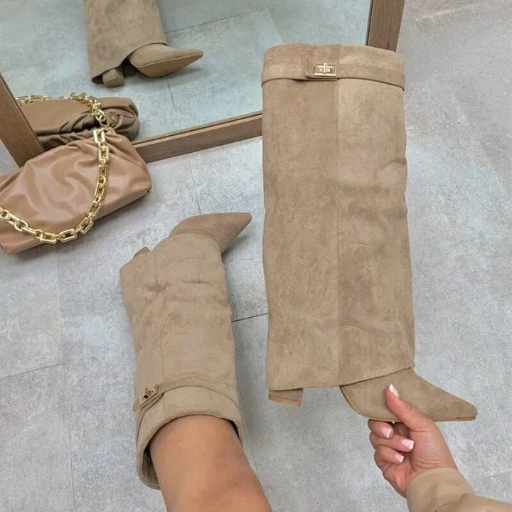 "Damenstiefel aus Suede mit goldenen Akzenten, luxuriös und bequem, ideal für Alltag und besondere Anlässe."